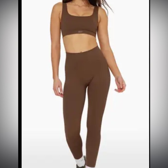 SET Active Bra and Leggings Set - Picture 2 of 5